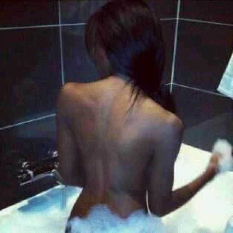 Девушки с длинными волосами в ванной