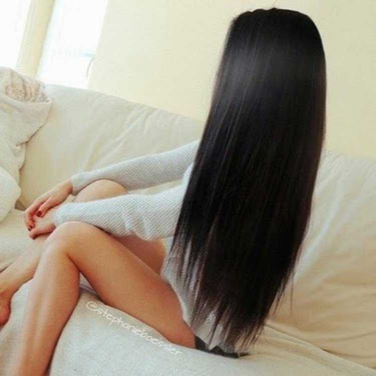 Брюнетка со спины с длинными волосами