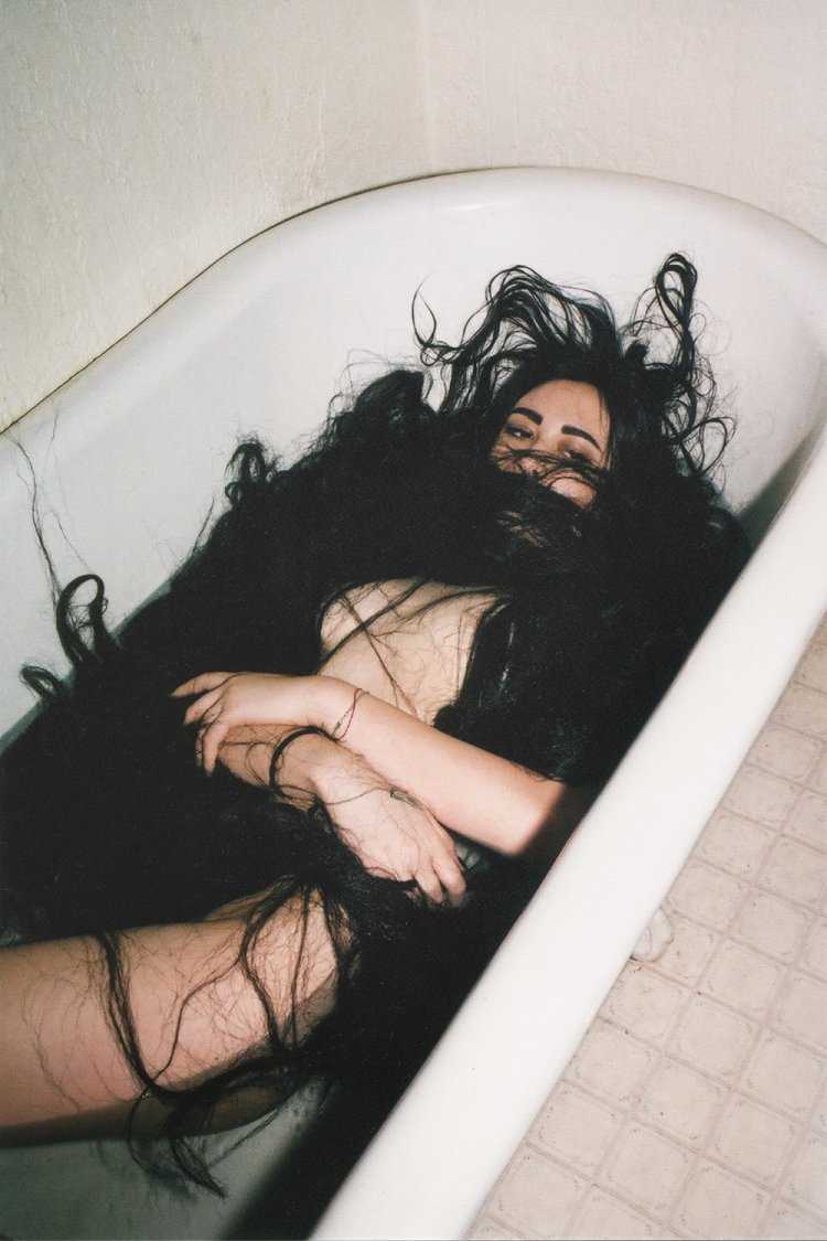 Волосы в ванной