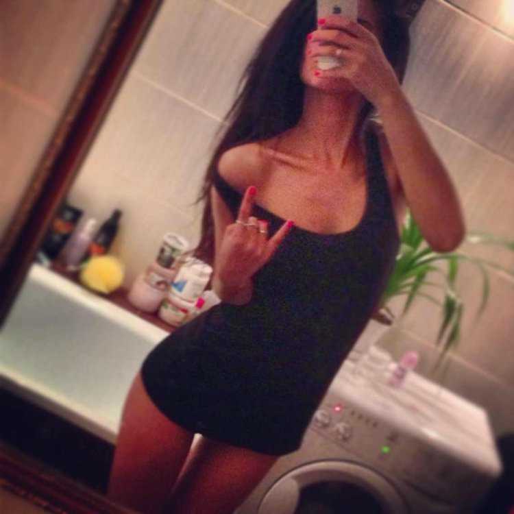 Брюнетка селфи без лица