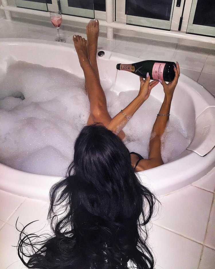 Девушка в ванной с шампанским