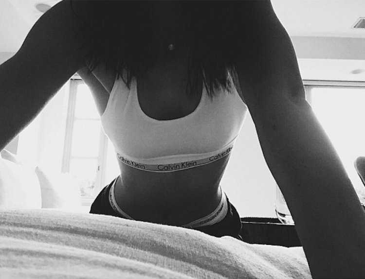 Девушка в топике без лица