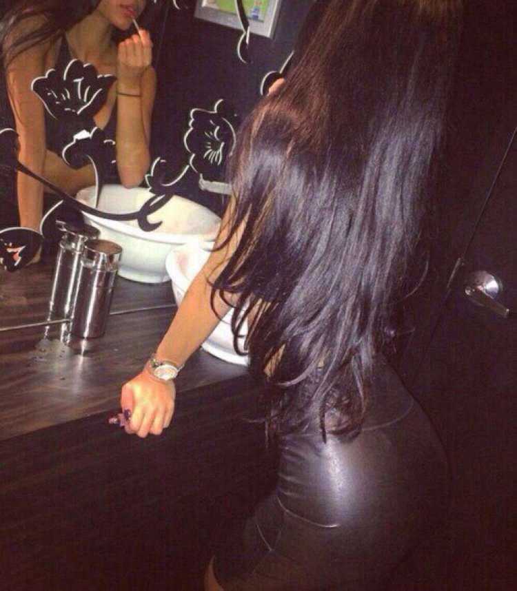 Девушка с длинными черными волосами