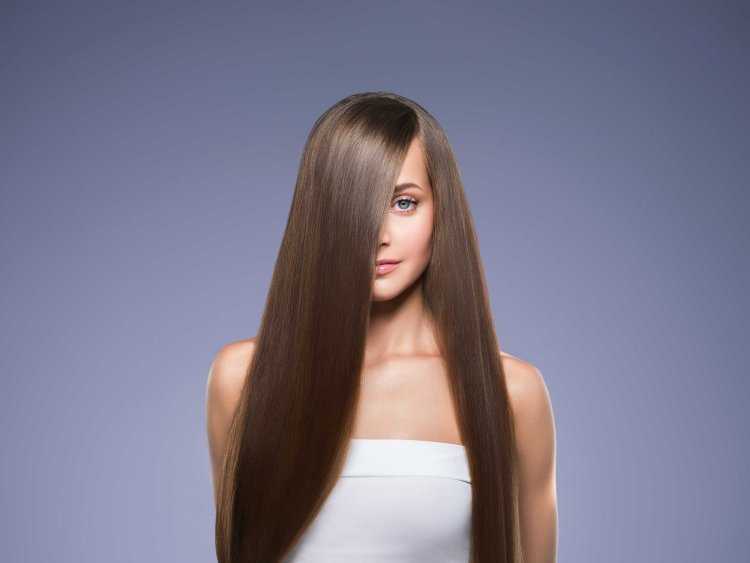 Девушка с гладкими волосами