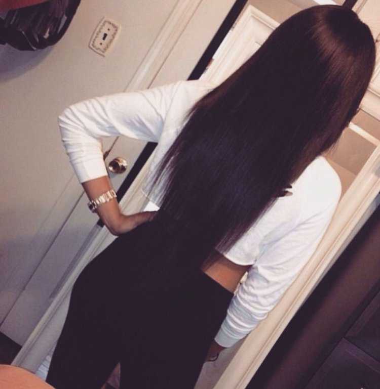 Девушка брюнетка с длинными волосами