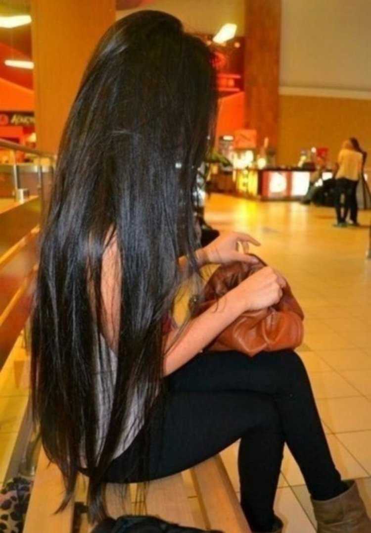 Брюнетка со спины с длинными волосами