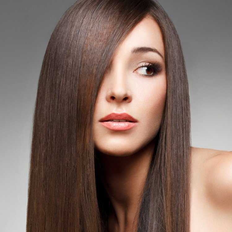 Девушка с волосами до лопаток