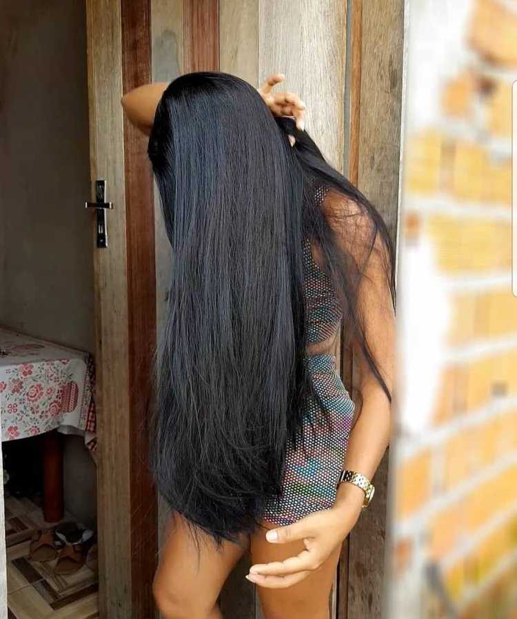 Брюнетка с черными длинными волосами