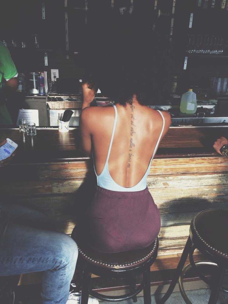 Девушка с каре со спины брюнетка