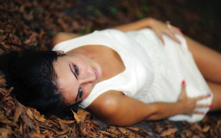 Фотосессия брюнетки с короткими волосами