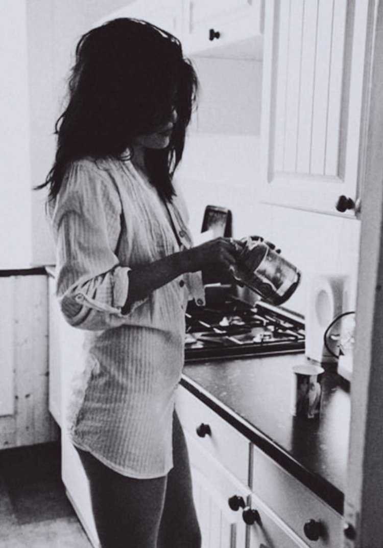 Брюнетка с короткой стрижкой на кухне23