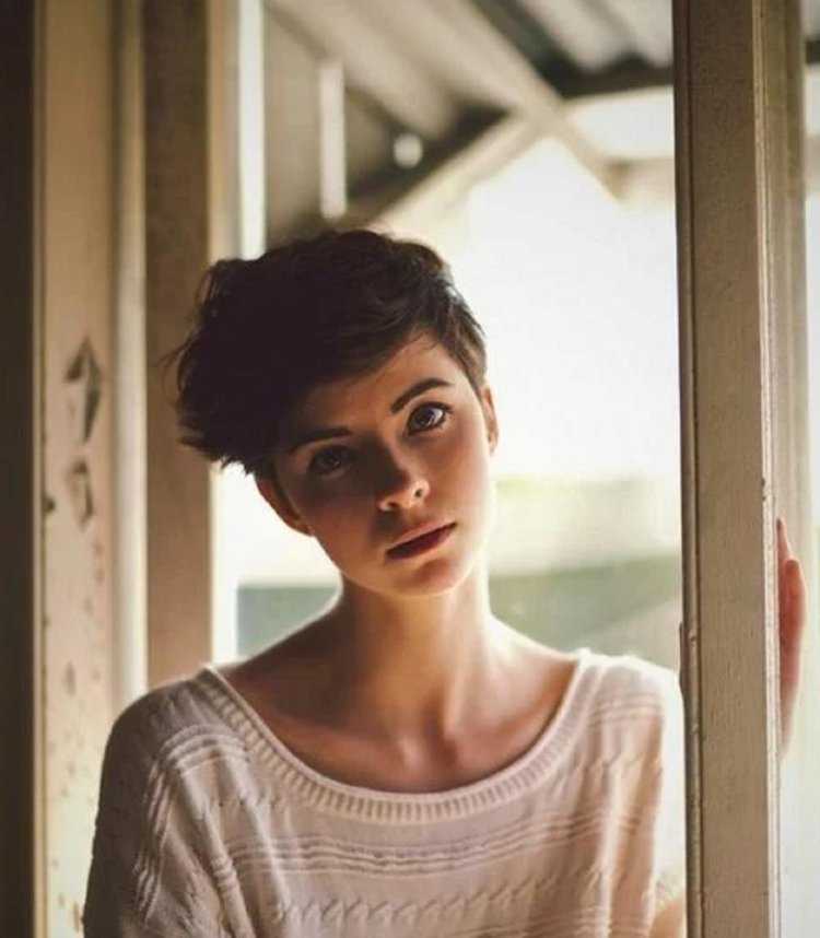 Брюнетка с короткой стрижкой на кухне61