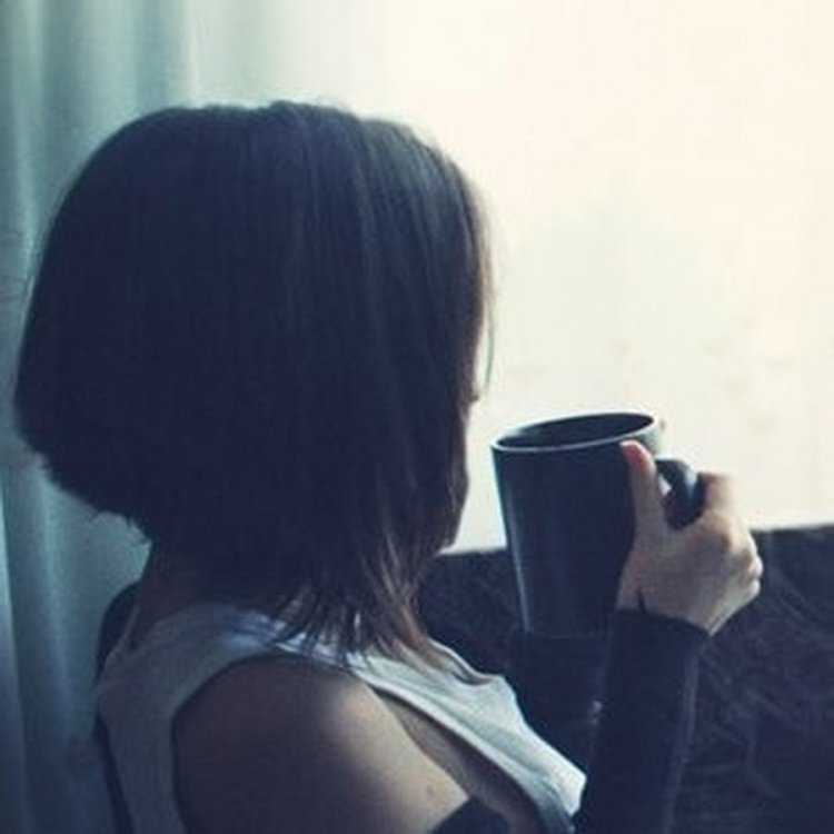 Девушка с каре со спины брюнетка