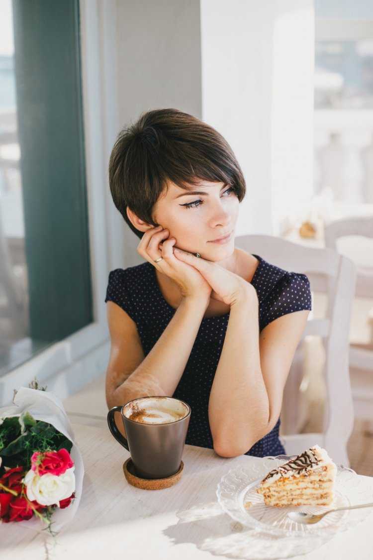 Девушка с короткой стрижкой в кафе