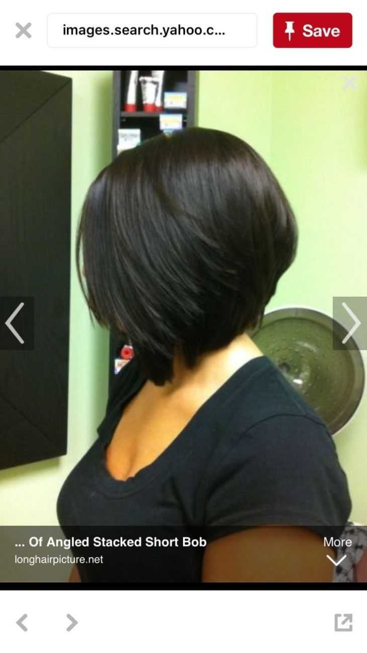 Брюнетка с короткой стрижкой на кухне