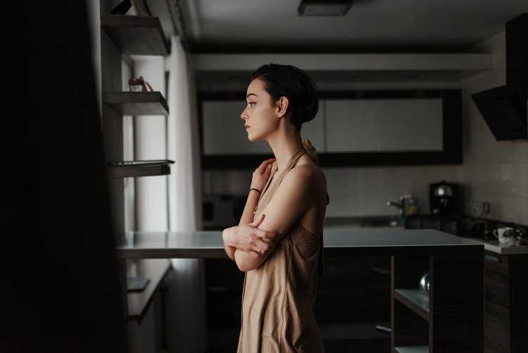 Брюнетка с короткими волосами на балконе