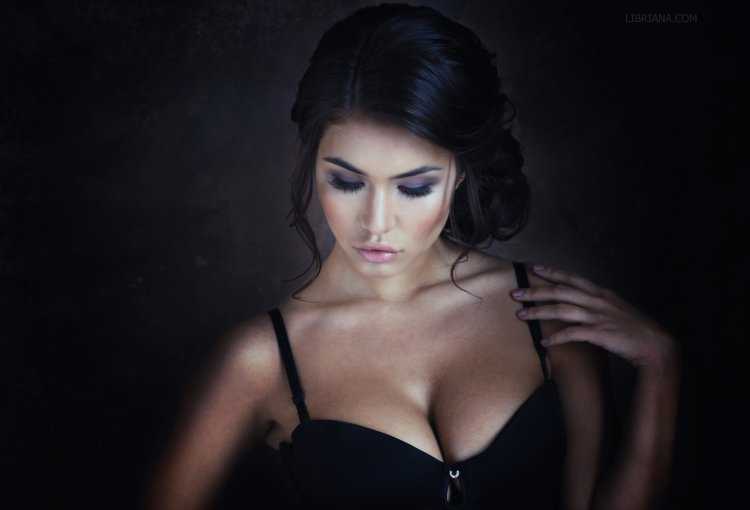 Брюнетка с красивым декольте