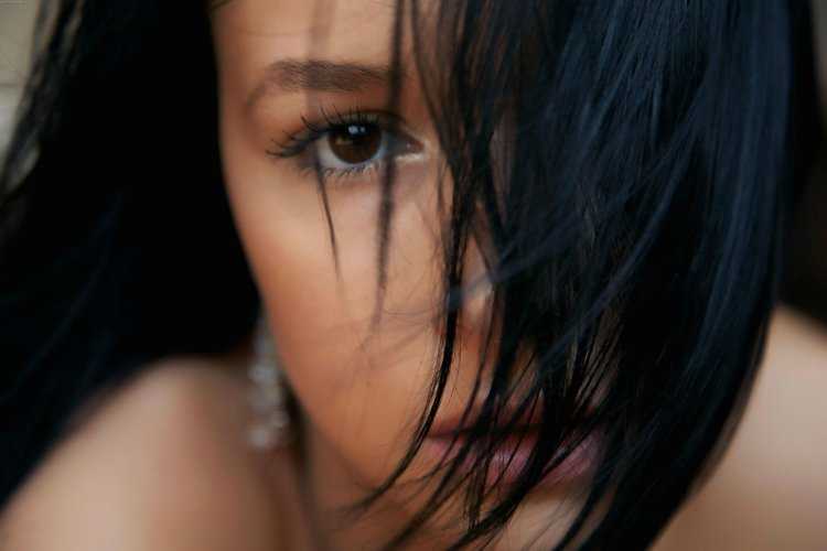 Брюнетка с мушкой41