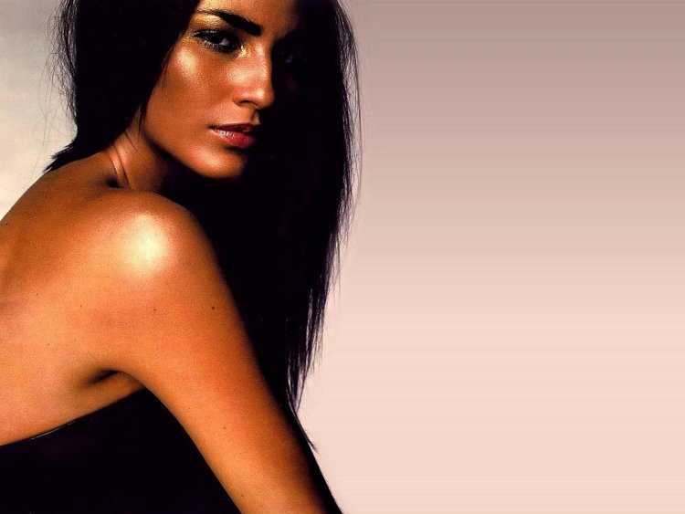 Девушка с красивым загаром