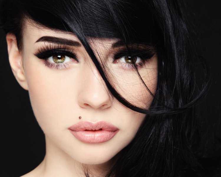 Девушка с родинкой над губой