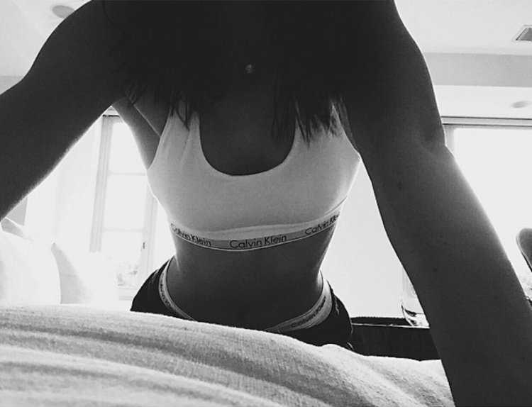 Сексуальная девушка в топике без лица