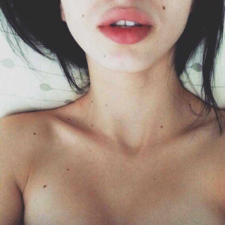 Губы девушек без лица