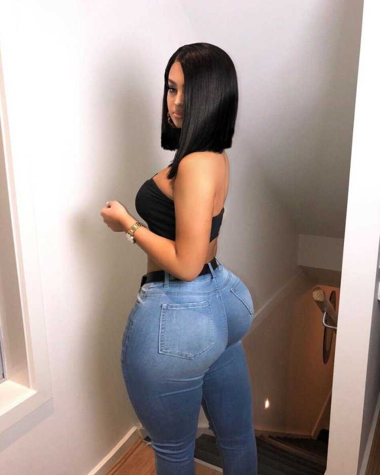 Экзотическая красотка Роуз Монро с латиноамериканскими корнями