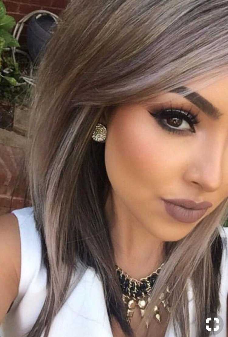 Пепельно русые волосы и карие глаза