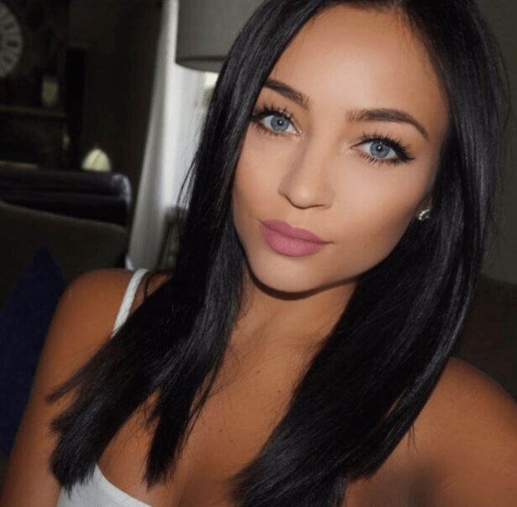 Загорелая брюнетка с голубыми глазами