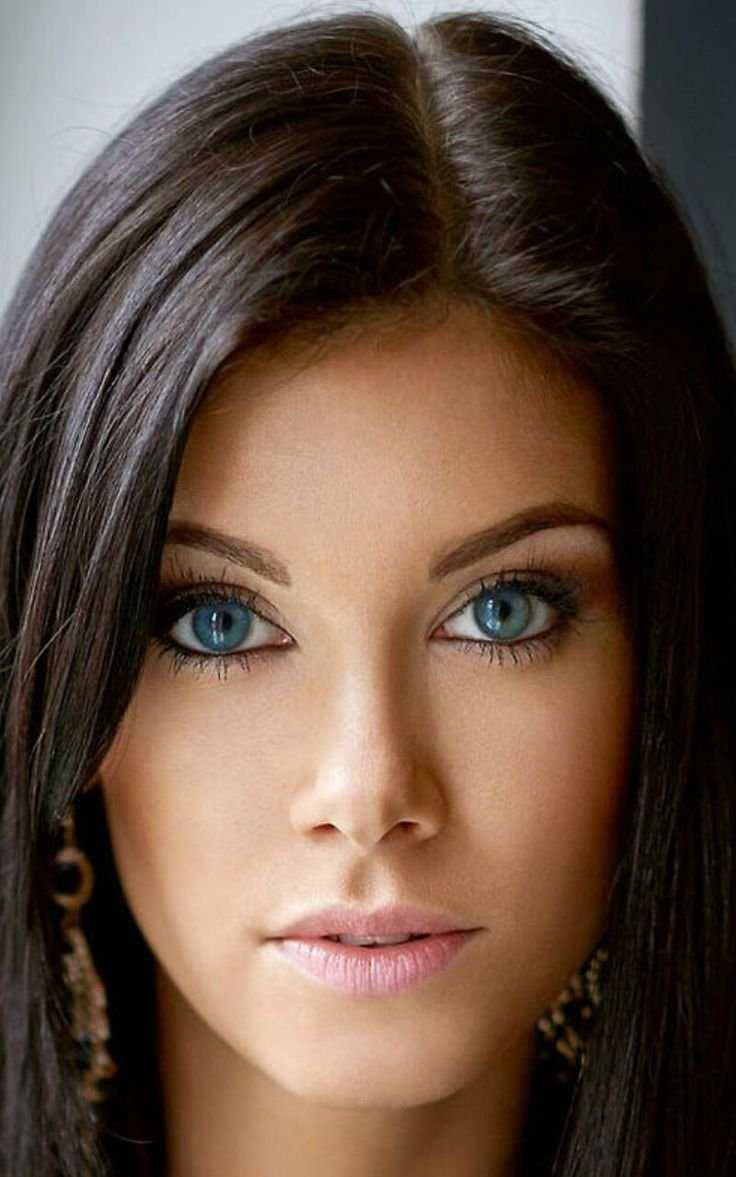 Красивые брюнетки с зелеными глазами