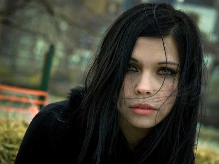 Брюнетка смуглая с зелеными глазами75