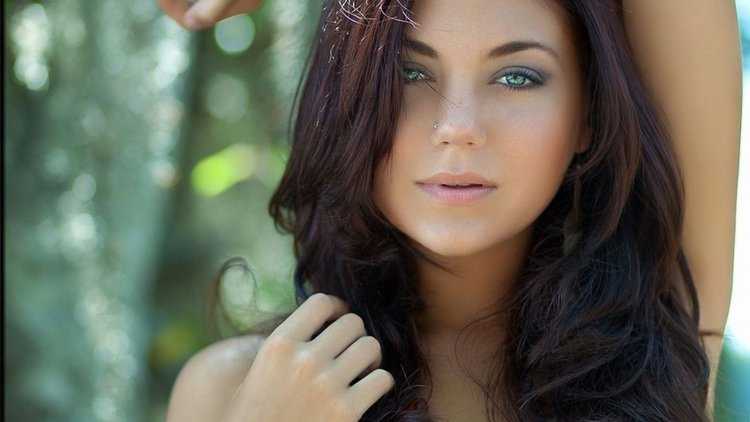 Красивые брюнетки с зелеными глазами