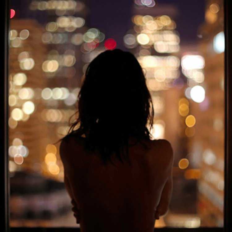 Девушка со спины брюнетка ночью