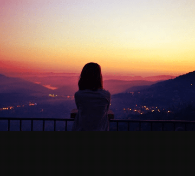 Девушка с каре в горах со спины