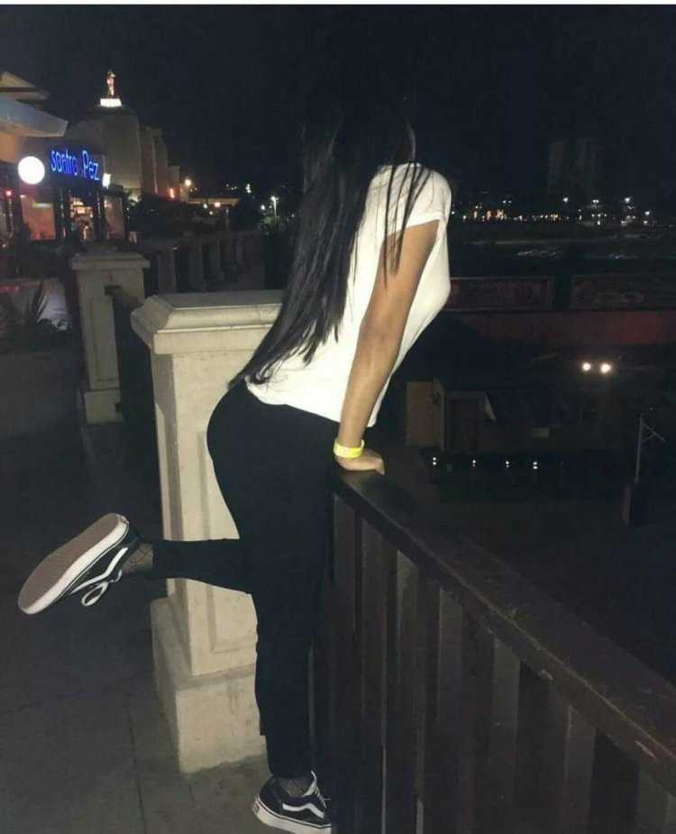 Брюнетка сзади летом29