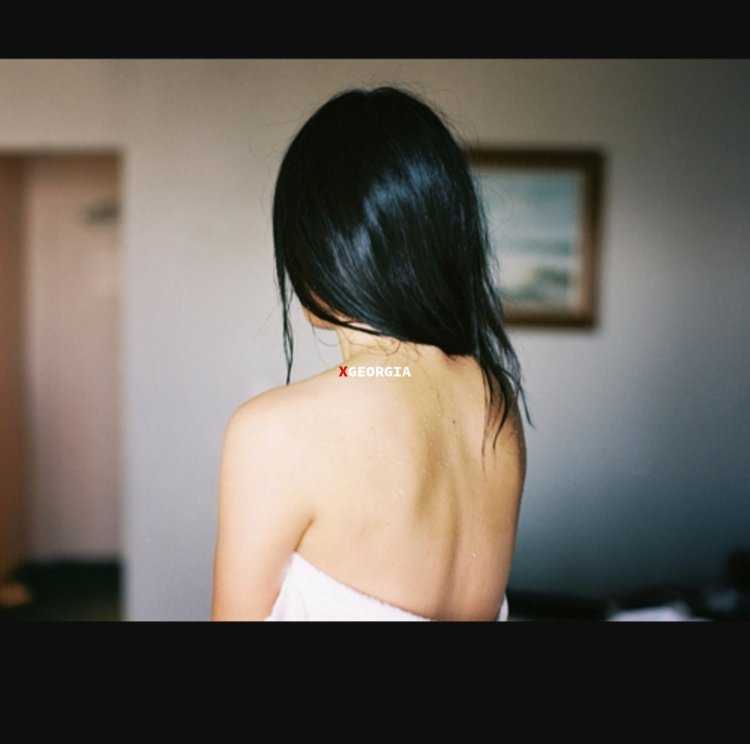 Брюнетка сзади летом73