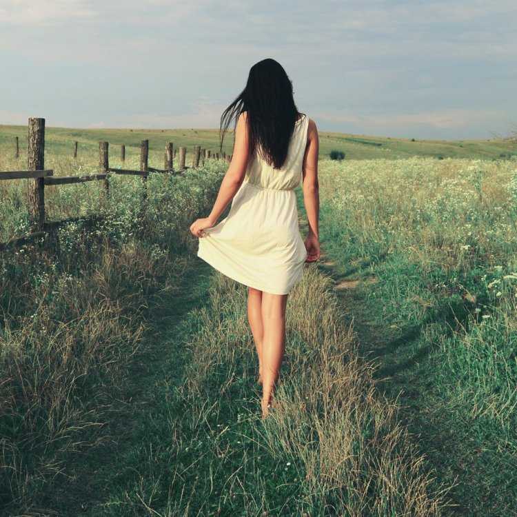 Брюнетка летом со спины в платье