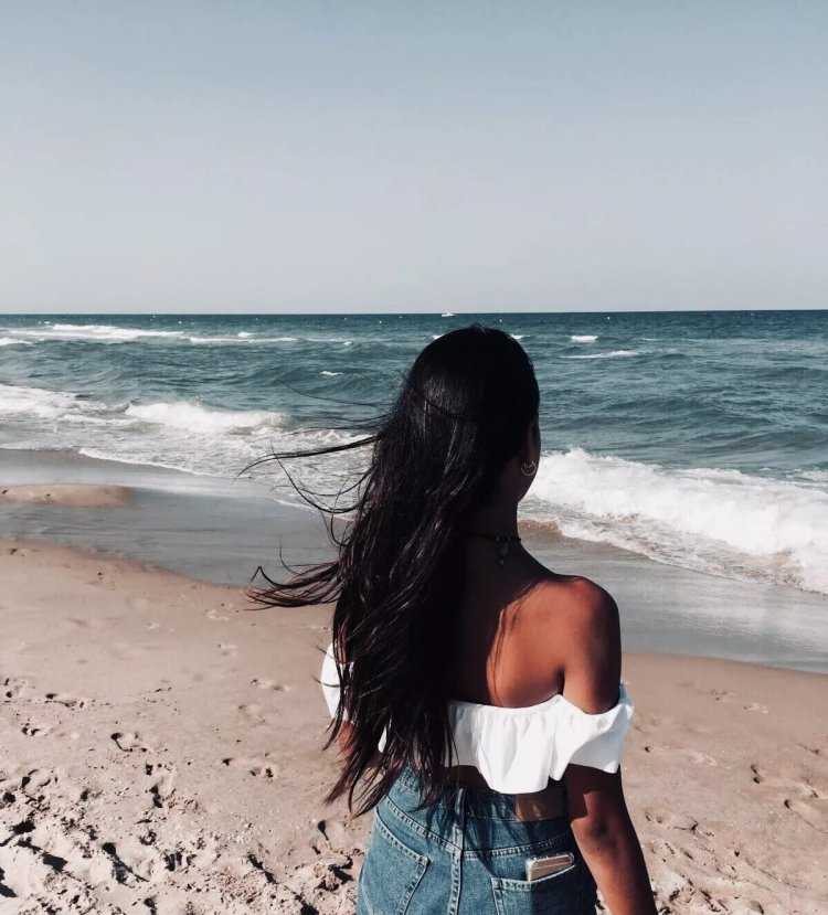 Девушка с черными волосами на море