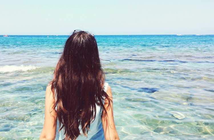 Девушка с длинными волосами у моря