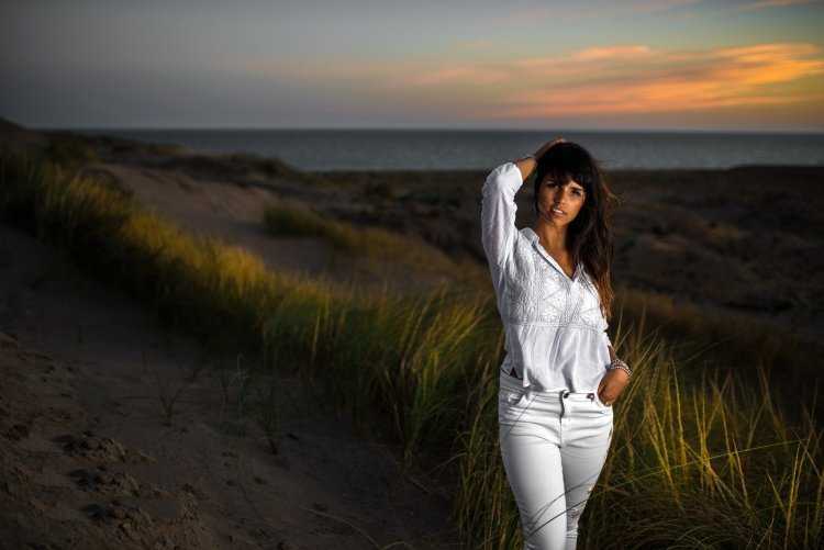 Красивые девушки брюнетки в белом