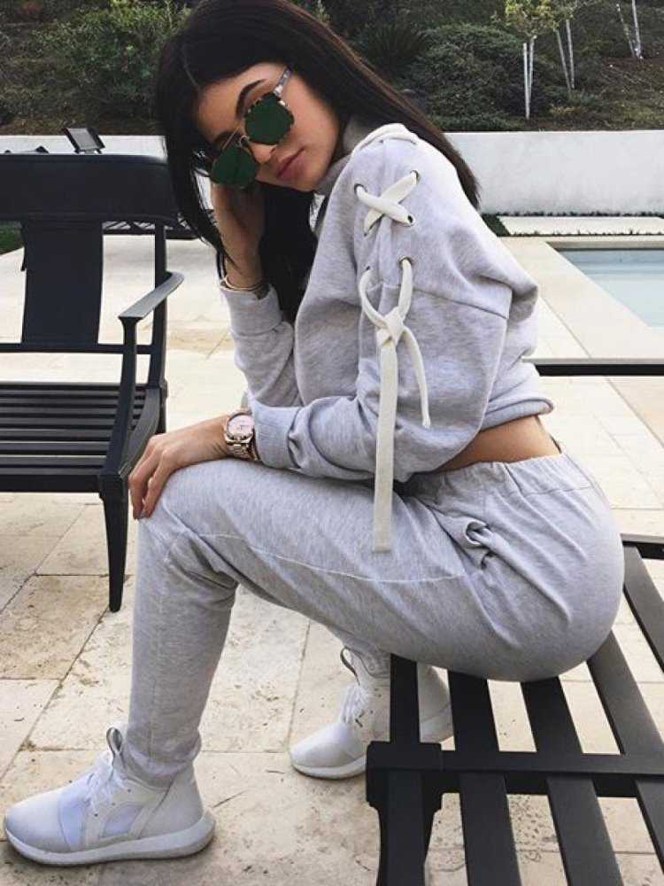 Брюнетка в белой одежде63