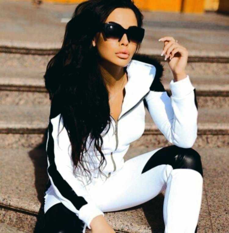 Брюнетка в белом костюме