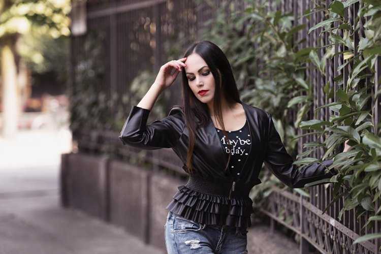 Брюнетка в кожаной куртке