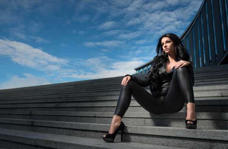 Девушка в черном