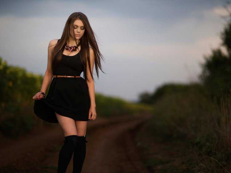 Девушка в черном платье