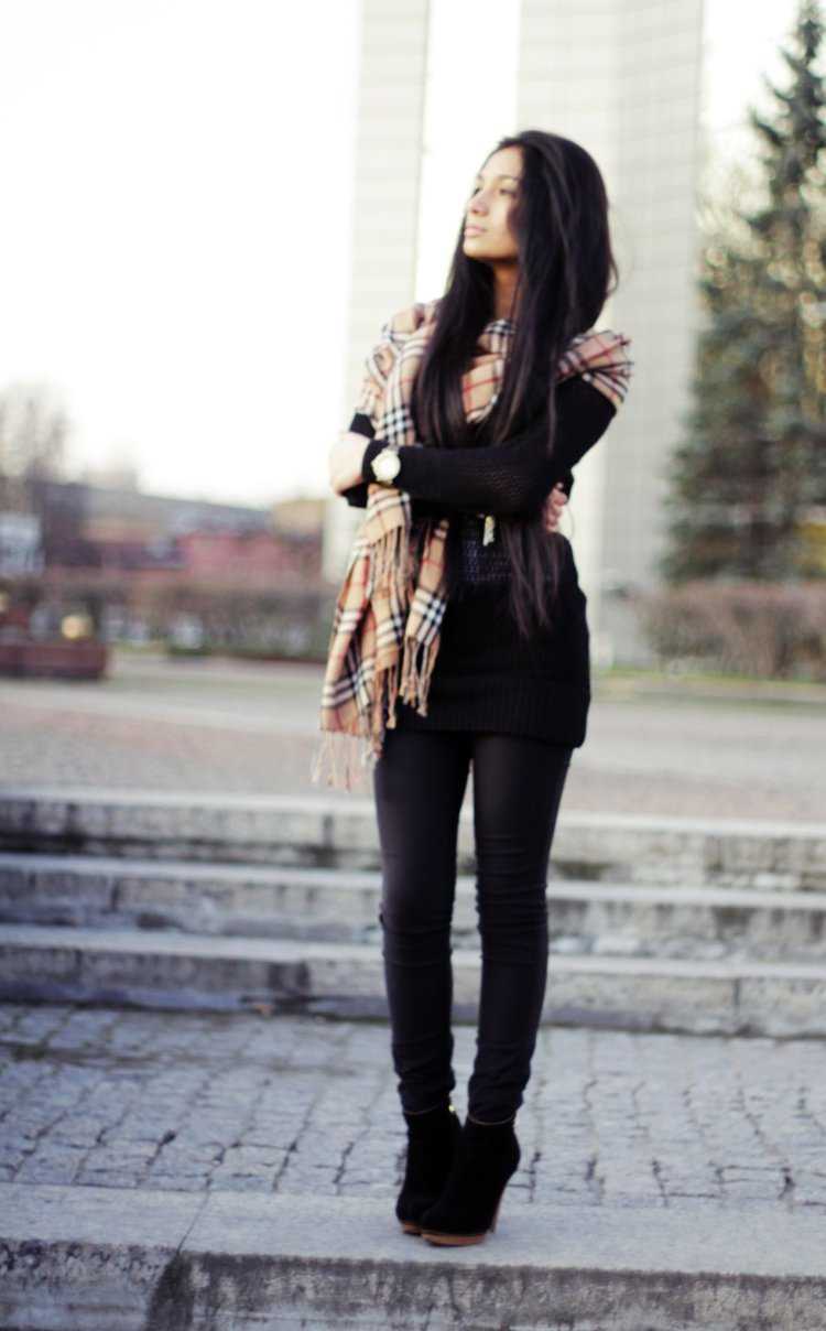 Брюнетка в полный рост