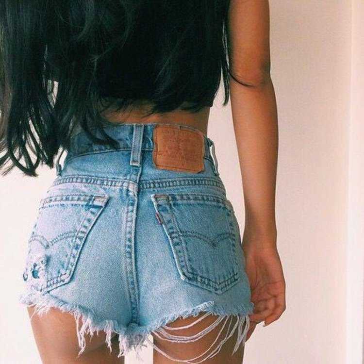 Девушки в джинсовых шортах сзади