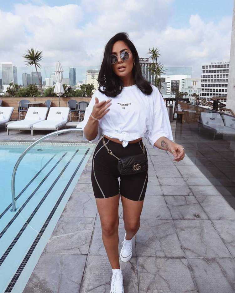 Брюнетка в черных шортах53