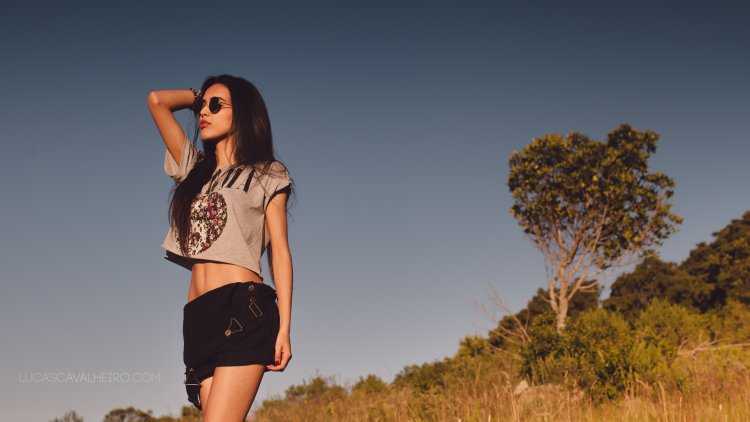 Брюнетка в очках и шортах