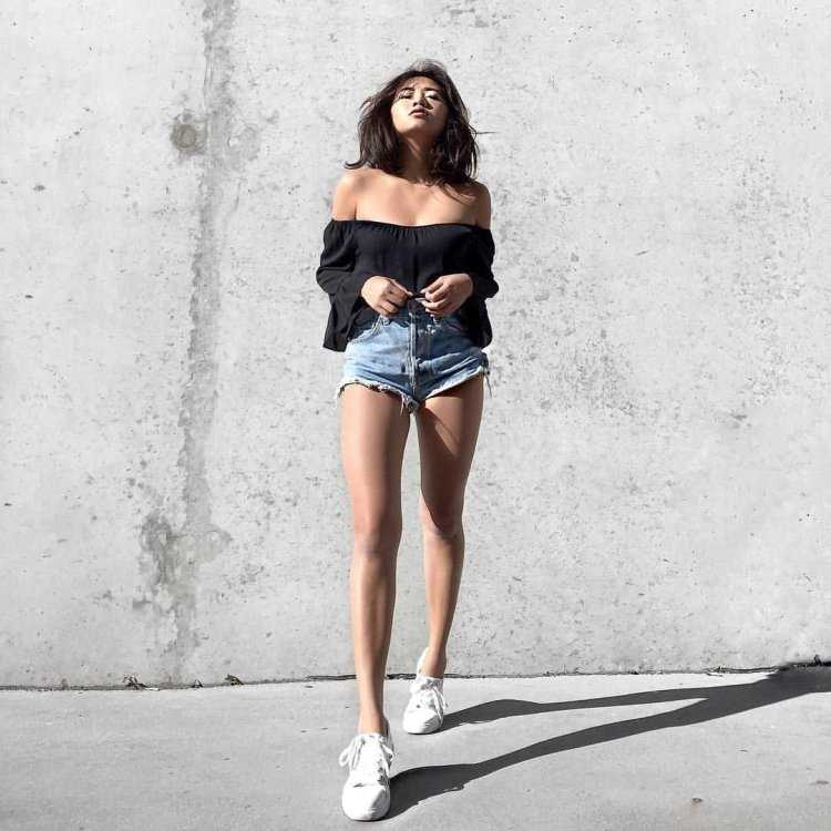 Брюнетка в черных шортах25